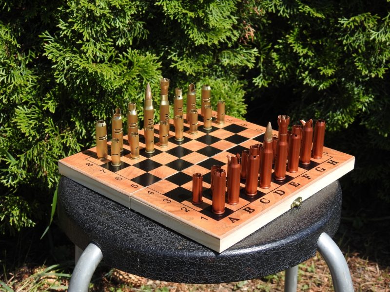 Figury i pionki szachowe z łusek