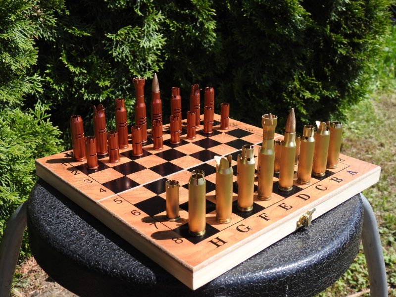 Figury i pionki szachowe z łusek