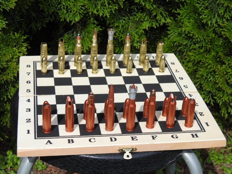Metalowe szachy z łusek