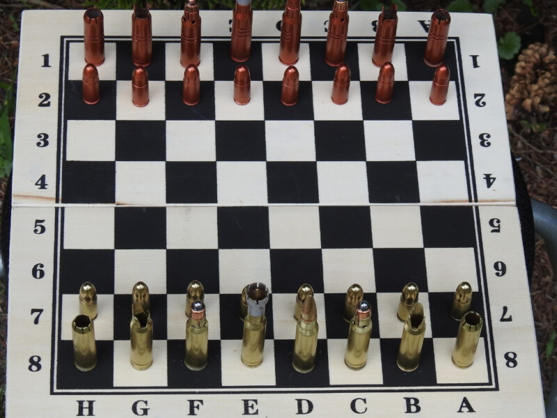 Metalowe szachy z łusek